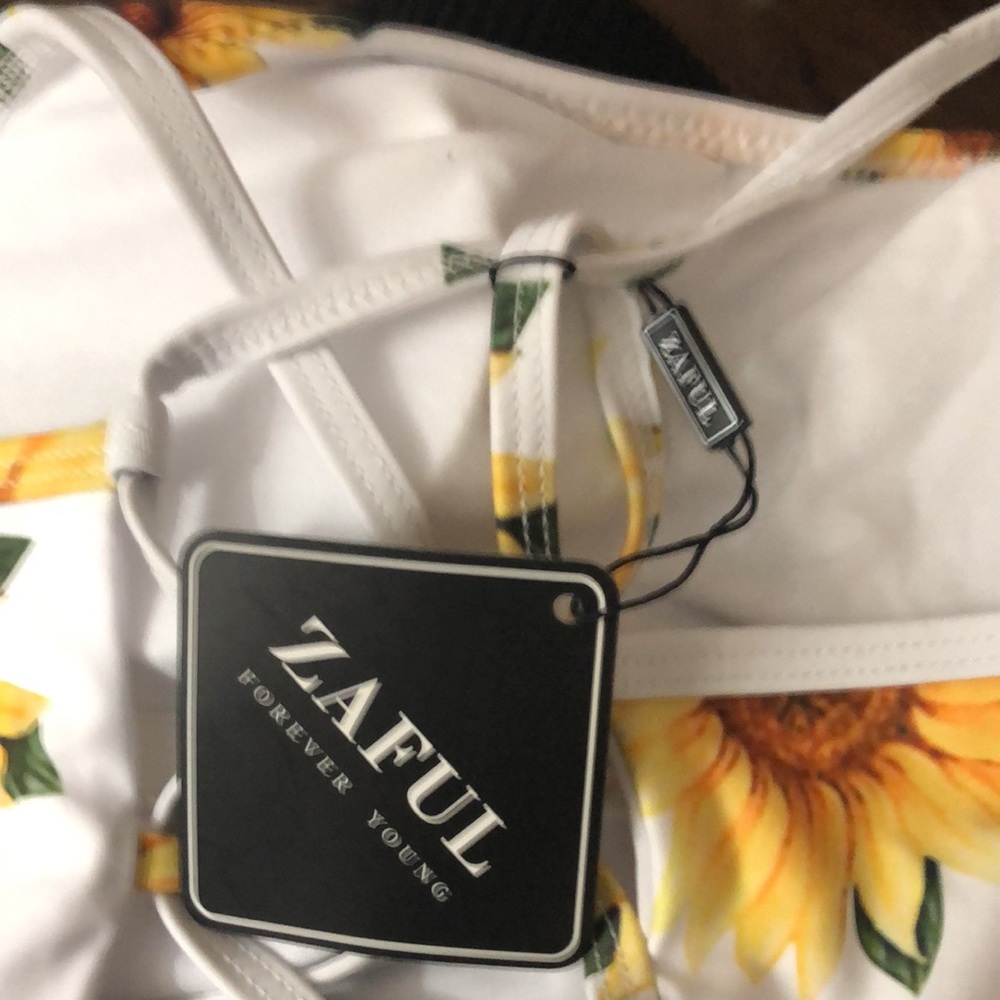 ZAFUL NEW Bikini Top, sunflowers print crisscross back closure - Picture 9 of 9